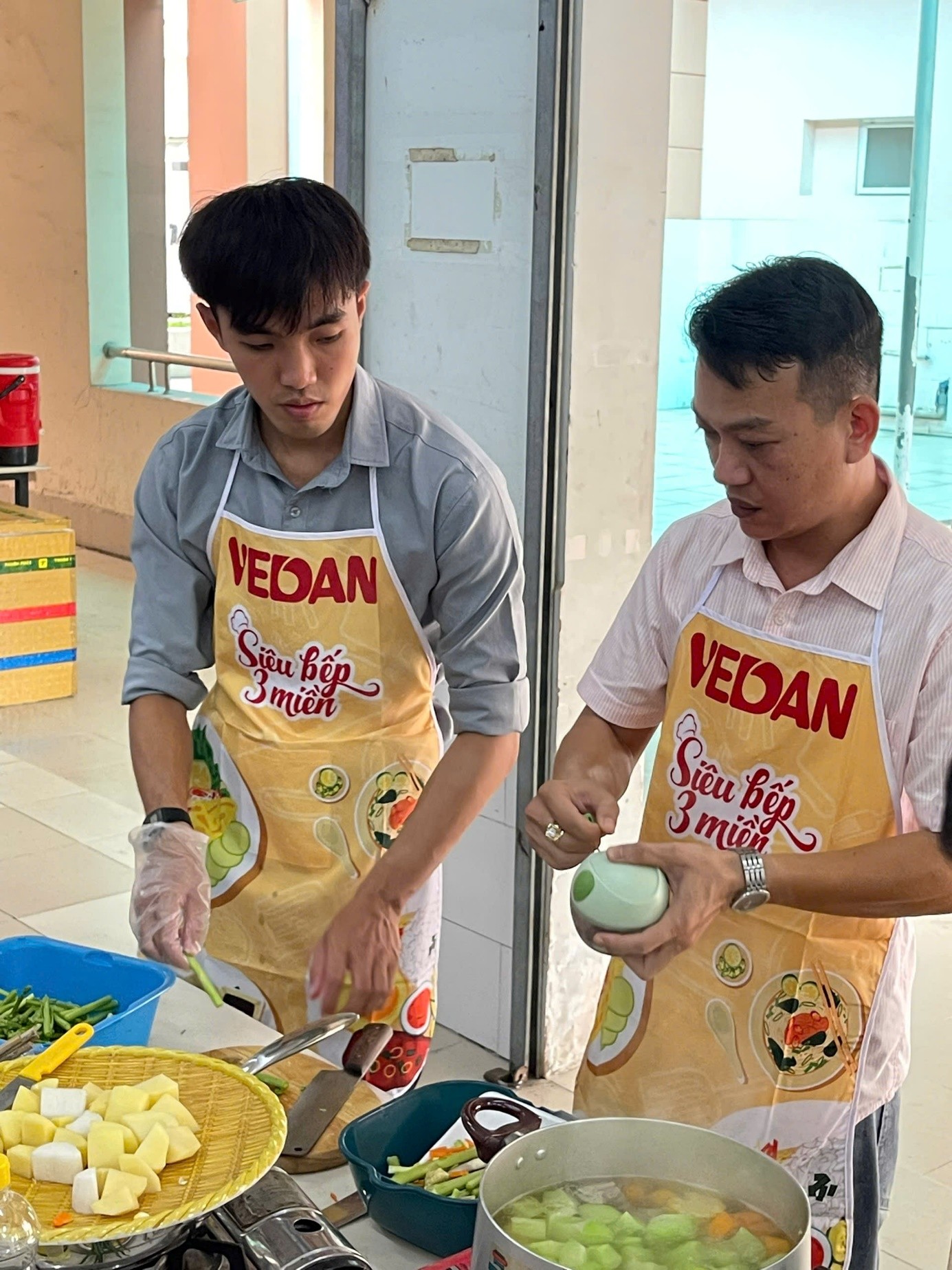 Các đội thi phối hợp chế biến món ăn