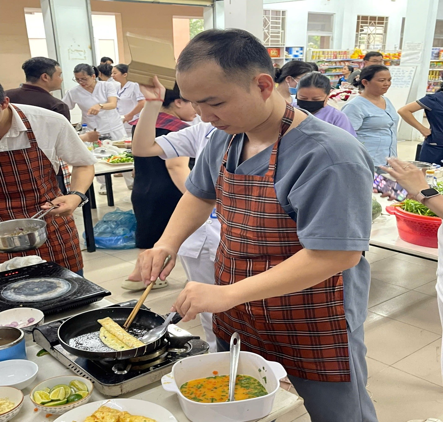 Các thành viên thể hiện sự khéo léo và tinh thần đồng đội