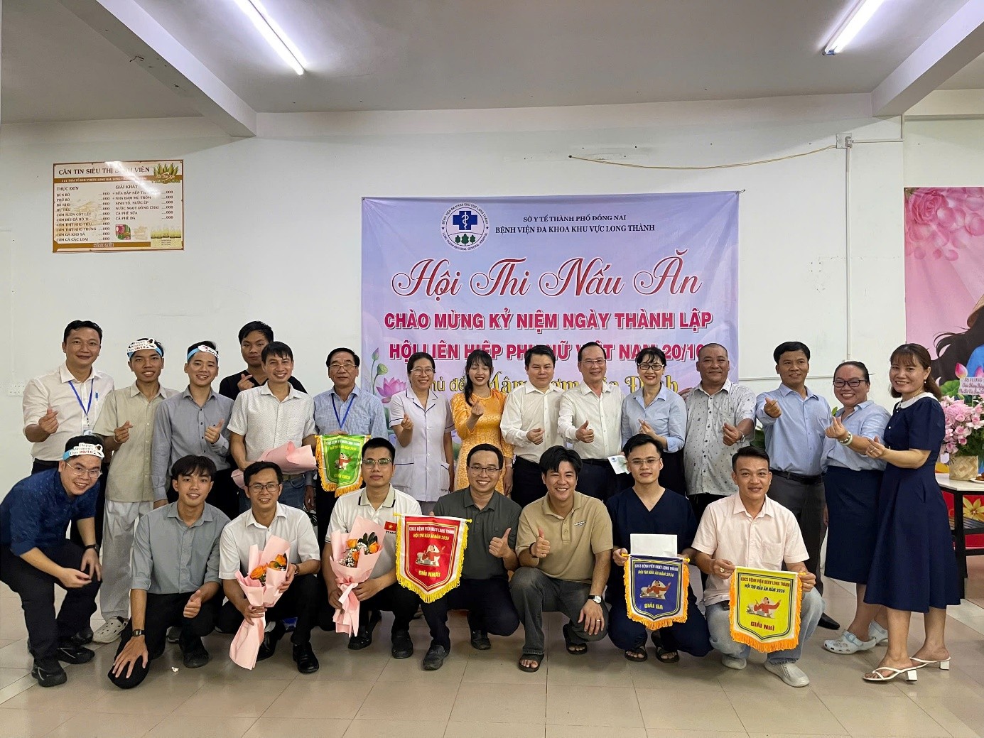 Ban Tổ chức trao giải cho các đội tham gia hội thi